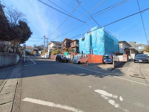 前面道路を含めた現地写真です。