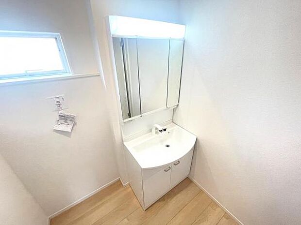 洗面化粧台です。朝の身支度から1日が始まります。