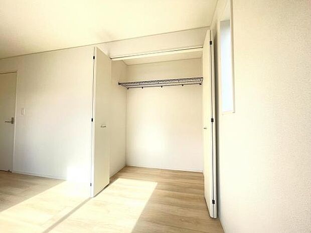 いつでもお部屋をスッキリお使い頂ける収納スペースを設置。