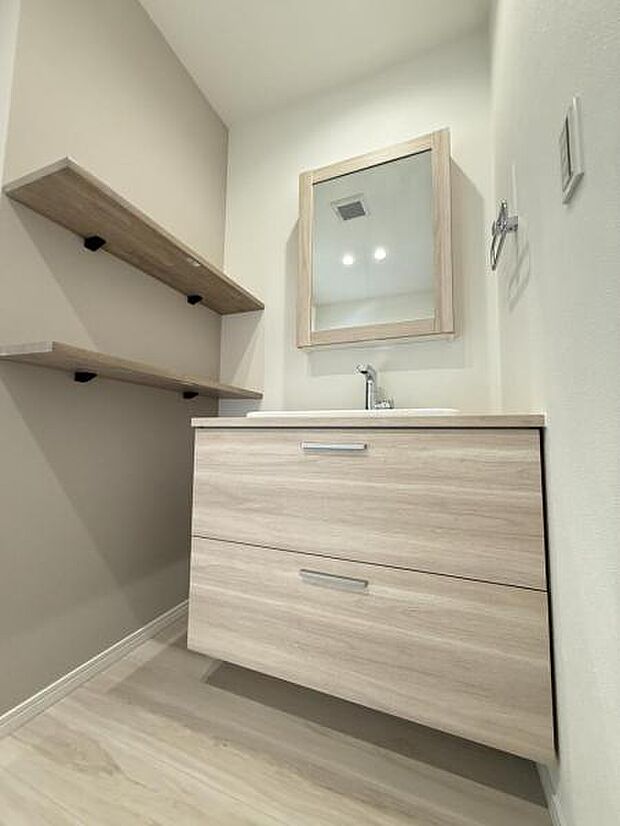 洗面化粧台です。朝の身支度から1日が始まります。