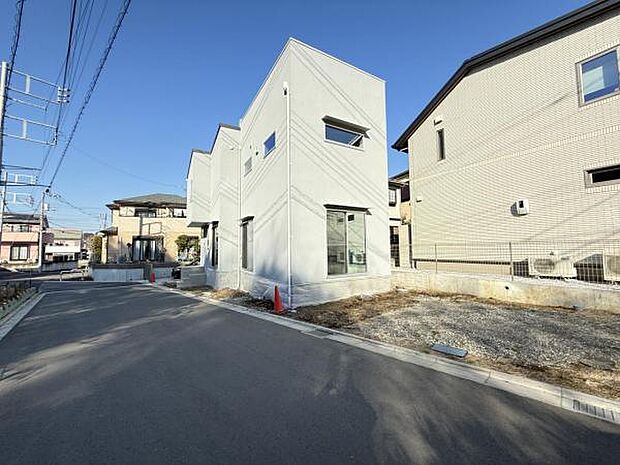 前面道路を含めた現地写真です。