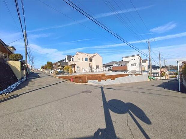 前面道路を含めた現地写真です。