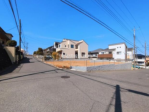 前面道路を含めた現地写真です。