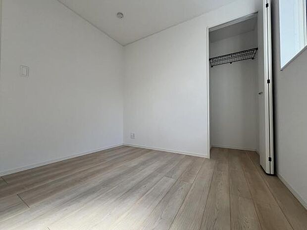 いつでもお部屋をスッキリお使い頂ける収納スペースを設置。