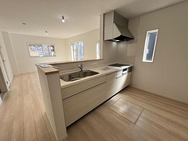 お食事中もキッチンと会話が楽しめるダイニングスペース。