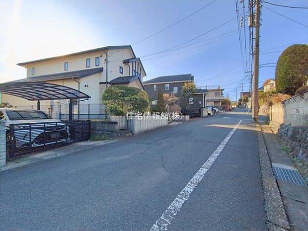 前面道路を含めた現地写真です。