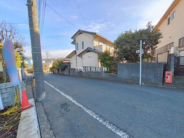 前面道路を含めた現地写真です。