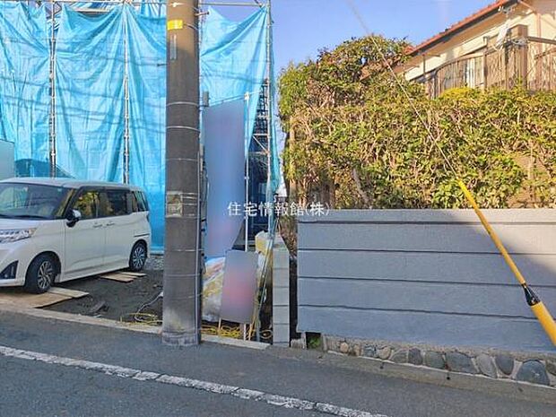 前面道路を含めた現地写真です。