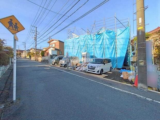 前面道路を含めた現地写真です。