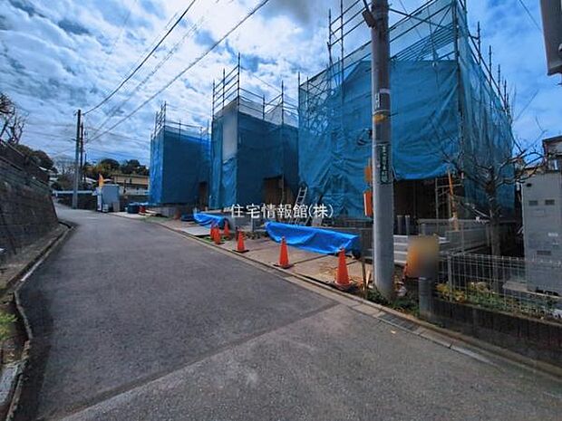 前面道路を含めた現地写真です。