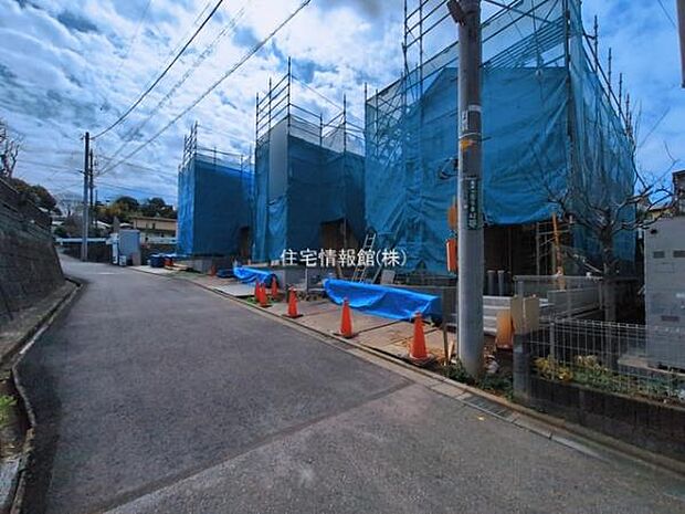 前面道路を含めた現地写真です。