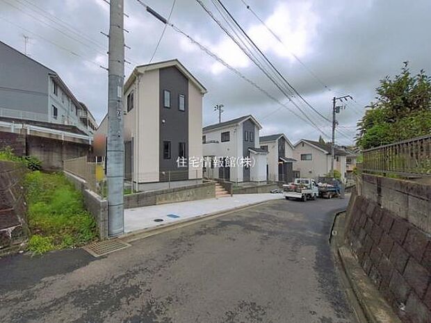 前面道路を含めた現地写真です。
