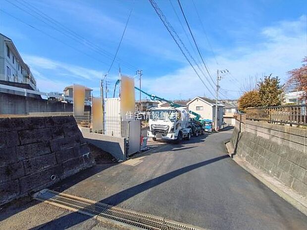 前面道路を含めた現地写真です。