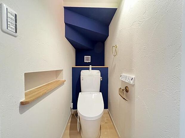 シャワー洗浄機能付のトイレは、清潔感が印象的な空間ですね。