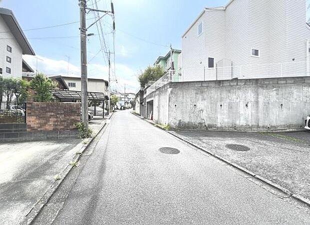 前面道路を含めた現地写真です。