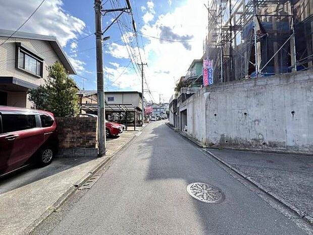 前面道路を含めた現地写真です。