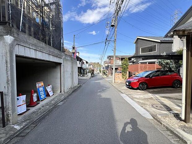 前面道路を含めた現地写真です。