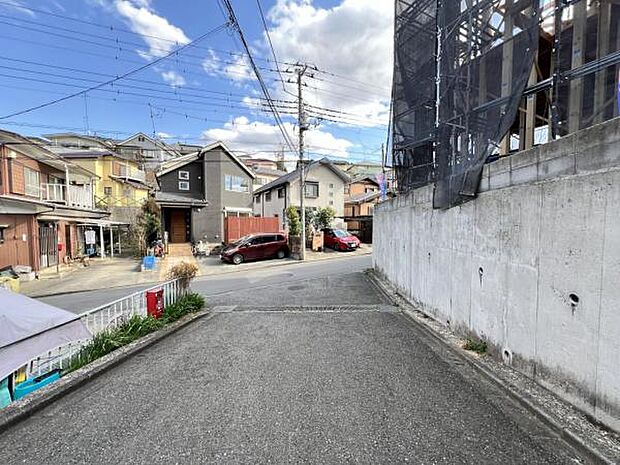 前面道路を含めた現地写真です。