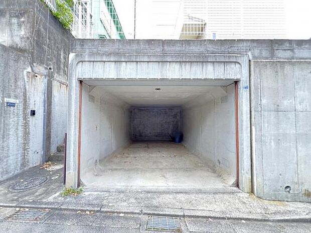 雨風から大切な愛車を守るビルトインガレージです。