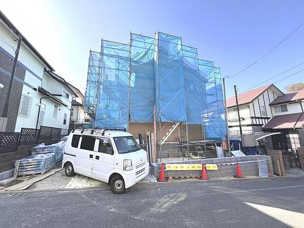 前面道路です。住宅地につき落ち着いた新生活を始められそうです。
