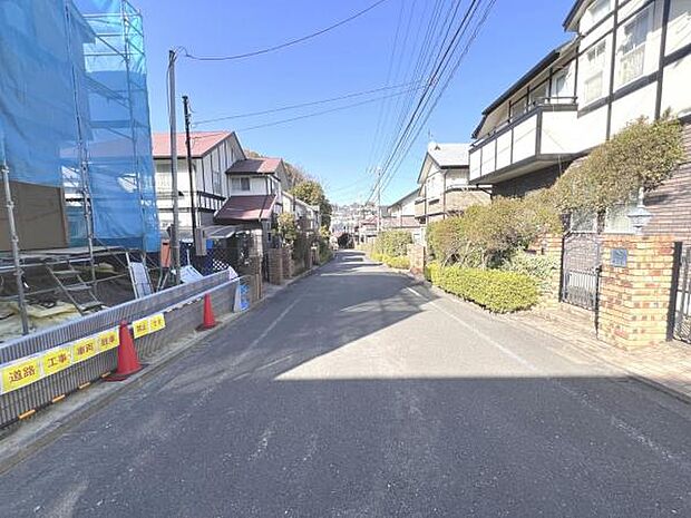 前面道路を含めた現地写真です。ぜひ周辺環境も併せてご覧ください。