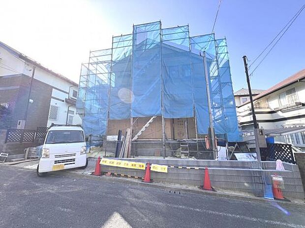 前面道路です。住宅地につき落ち着いた新生活を始められそうです。