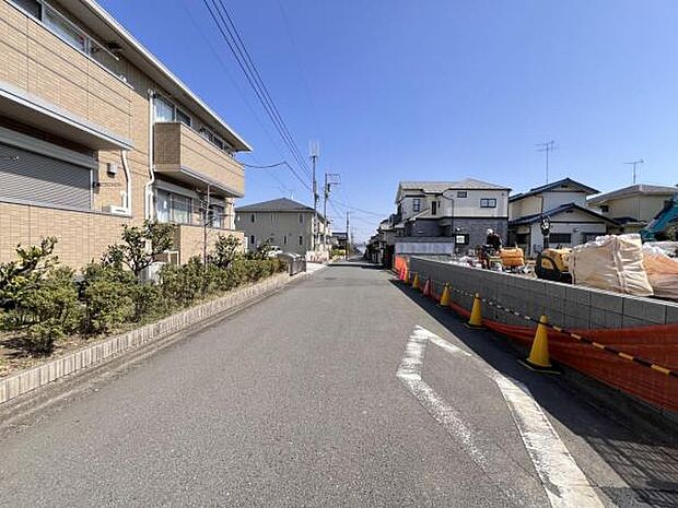 前面道路を含めた現地写真です。