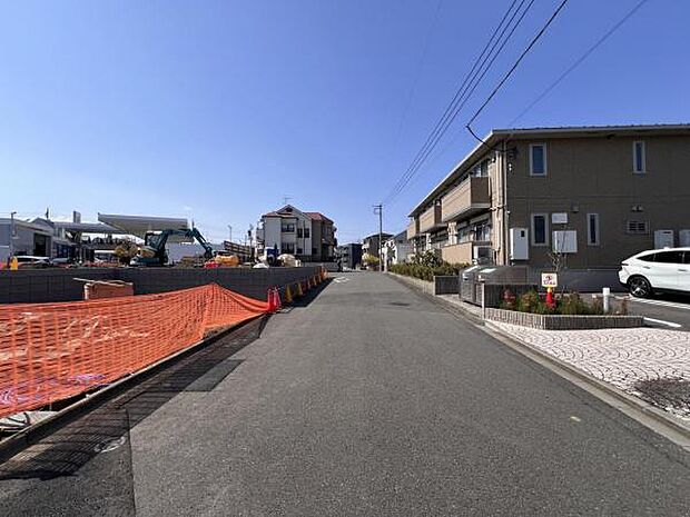 前面道路を含めた現地写真です。