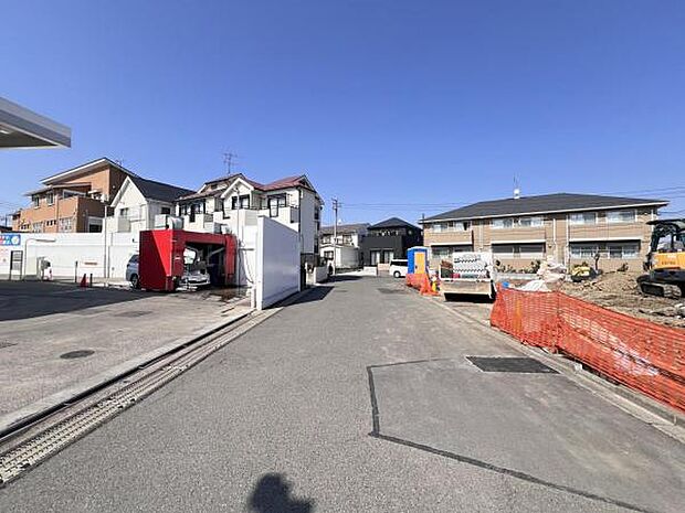 前面道路を含めた現地写真です。