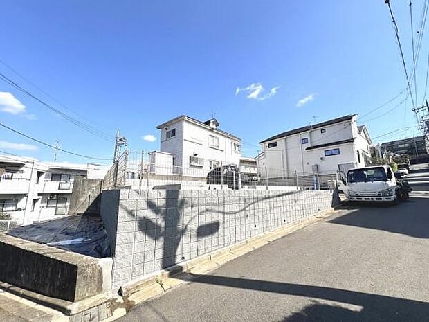 前面道路を含めた現地写真です。ぜひ周辺環境も併せてご覧ください。