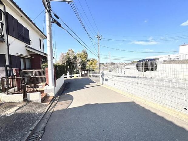 前面道路を含めた現地写真です。