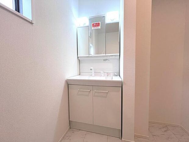 洗面化粧台です。朝の身支度から1日が始まります。