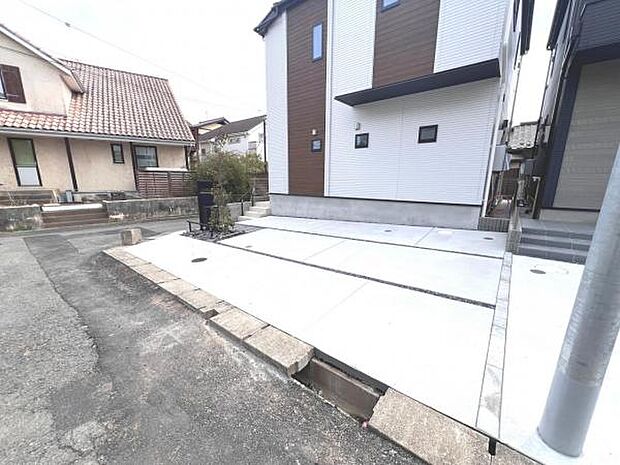 駐車場ももちろん完備しておりますのでお車所有の方にも心強いです。