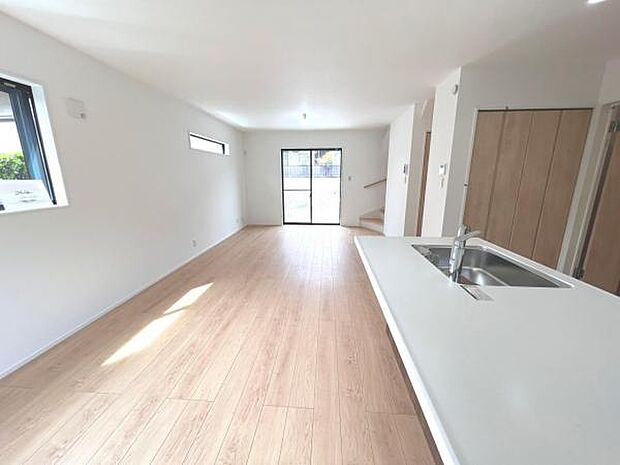 お食事中もキッチンと会話が楽しめるダイニングスペース。