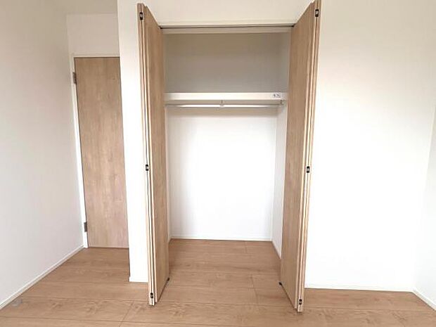 いつでもお部屋をスッキリお使い頂ける収納スペースを設置。