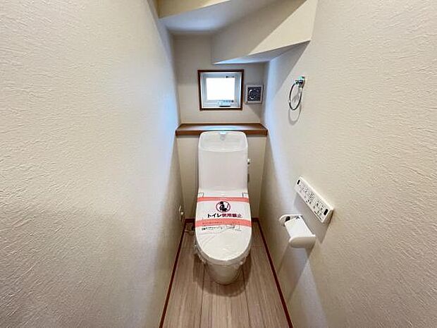 シャワー洗浄機能付のトイレは、清潔感が印象的な空間ですね。