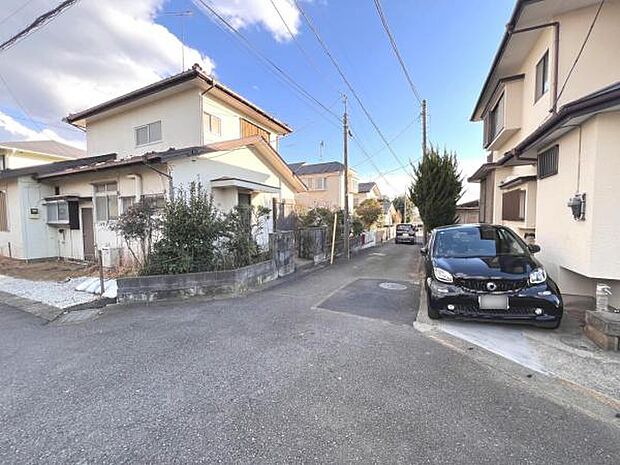 前面道路です。住宅地につき落ち着いた新生活を始められそうです。