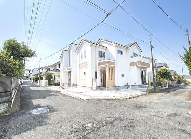 前面道路を含めた現地写真です。角地で開放感がございますね。