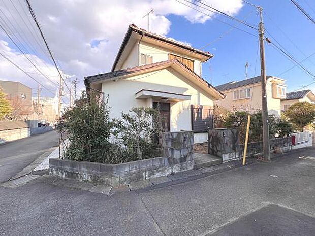 前面道路です。住宅地につき落ち着いた新生活を始められそうです。