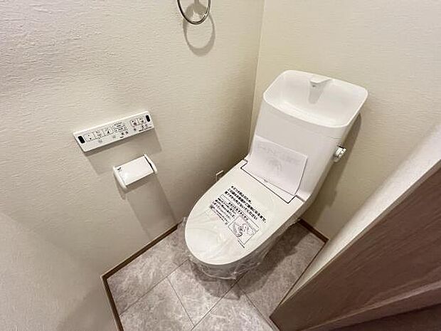 シャワー洗浄機能付のトイレは、清潔感が印象的な空間ですね。