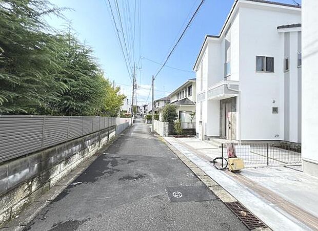 前面道路を含めた現地写真です。