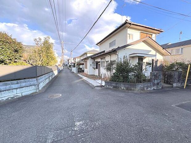 前面道路を含めた現地写真です。