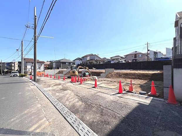 前面道路は歩道があり、小さなお子様がいらっしゃるご家族にも心強い立地です。