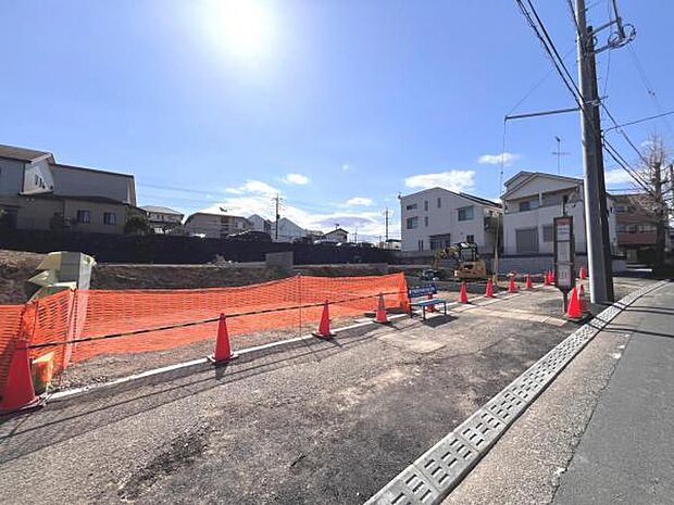 前面道路です。住宅地につき落ち着いた新生活を始められそうです。