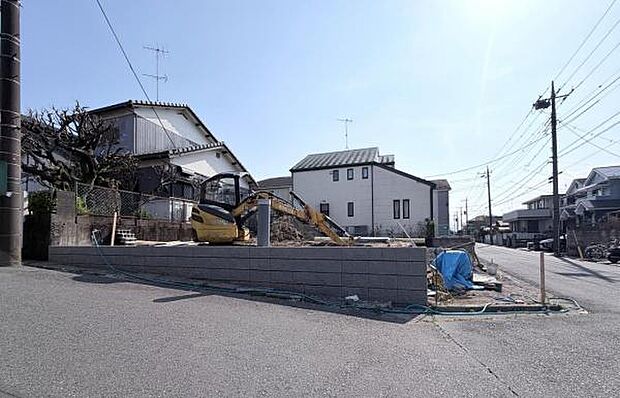 前面道路を含めた現地写真です。ぜひ周辺環境も併せてご覧ください。