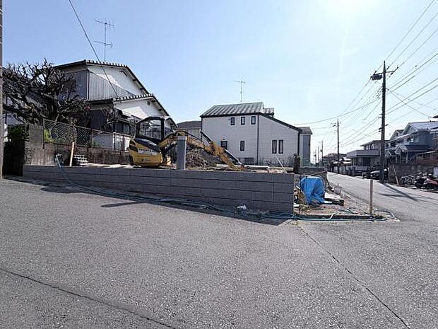 前面道路です。住宅地につき落ち着いた新生活を始められそうです。