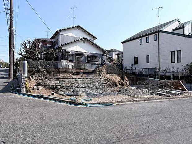前面道路です。住宅地につき落ち着いた新生活を始められそうです。