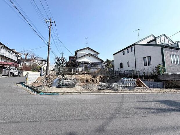 前面道路を含めた現地写真です。ぜひ周辺環境も併せてご覧ください。