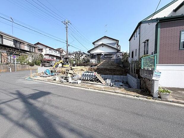 前面道路です。住宅地につき落ち着いた新生活を始められそうです。