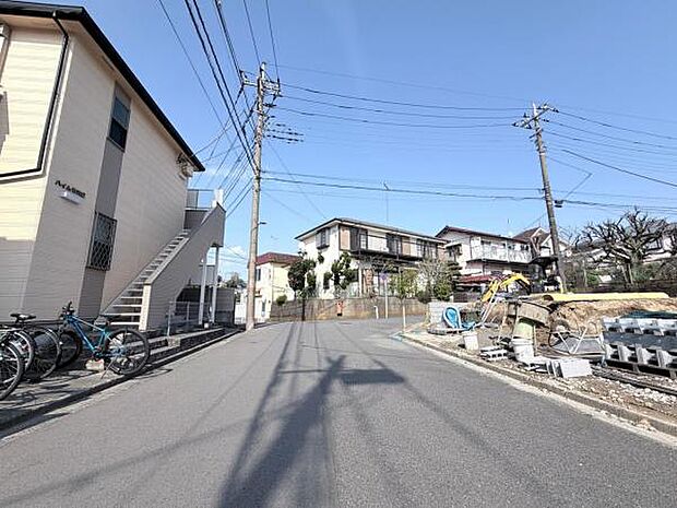 前面道路を含めた現地写真です。ぜひ周辺環境も併せてご覧ください。